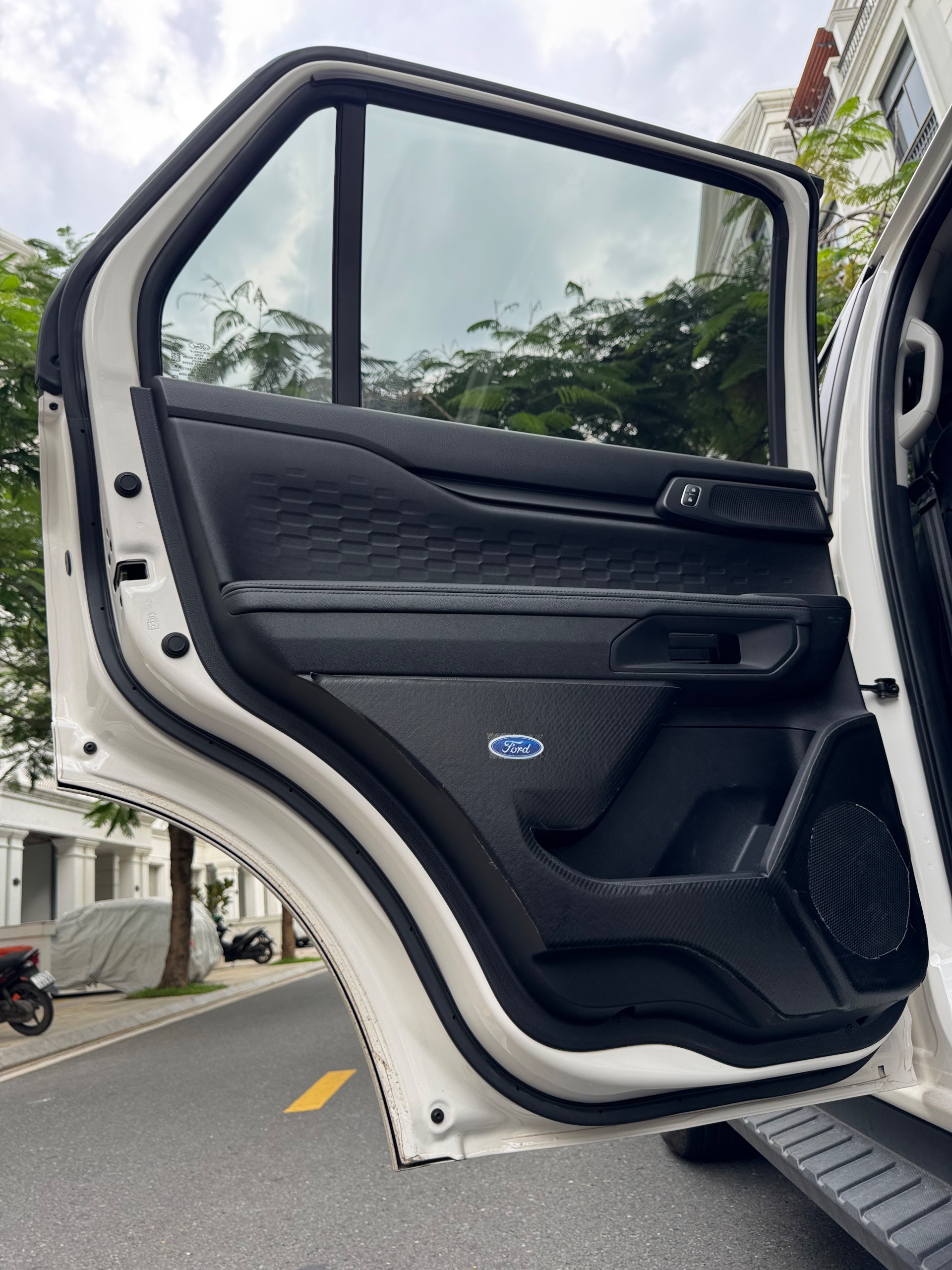 Ford Everest ambiente . đã lên cốp điện độ ngả ghế băng 3 đèn tăng sáng. còn 2 năm BHVC 2025 - Ngoại thất 6
