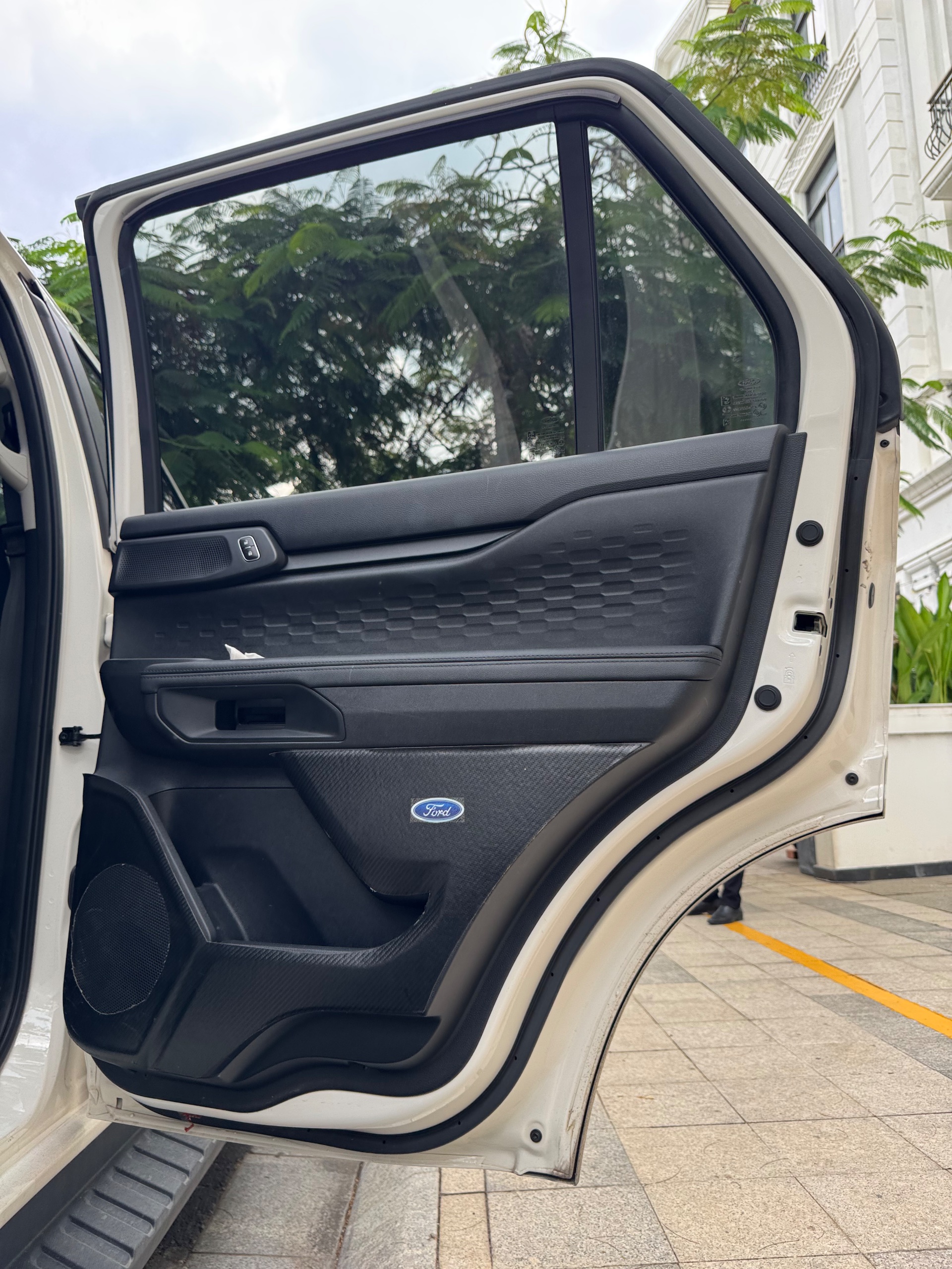 Ford Everest ambiente . đã lên cốp điện độ ngả ghế băng 3 đèn tăng sáng. còn 2 năm BHVC 2025 - Ngoại thất 10