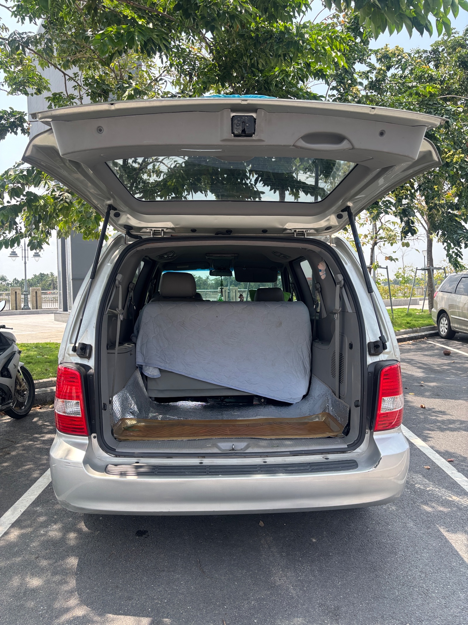 Kia Carnival Số tự động 2009 - Ngoại thất 11