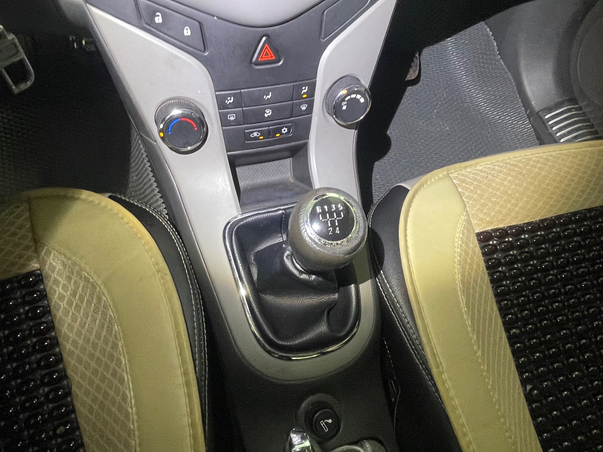 Chevrolet Cruze LS 1.6 MT 2011 - Ngoại thất 11