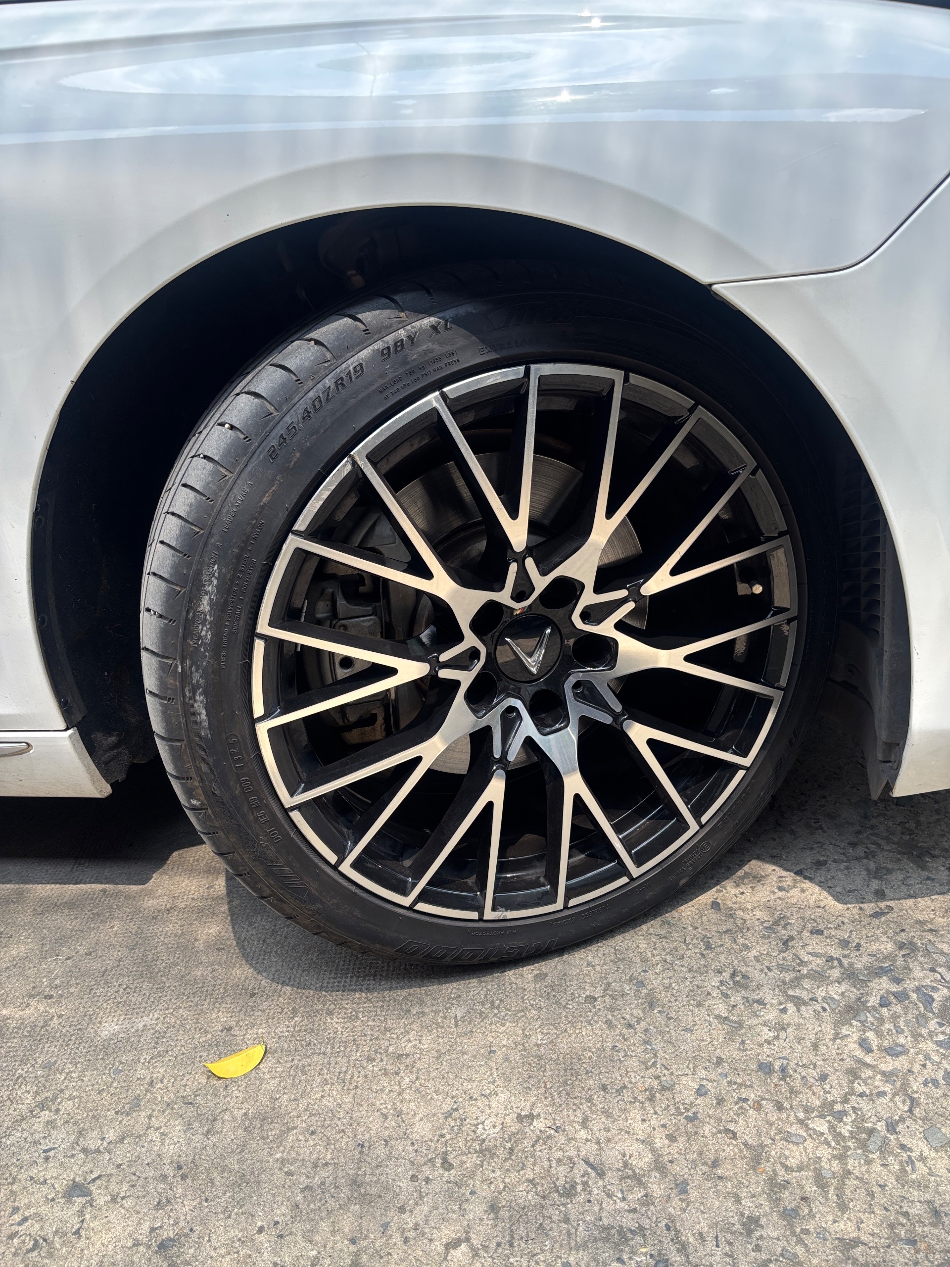 Vin Lux A premium. đk th 10/ . . xe gđ giử kỷ rất đẹp. màu trắng. nội thất nâu da bò. 2021 - Ngoại thất 5